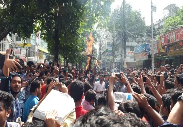 চট্টগ্রামে মন্ত্রী ছায়েদুলের কুশপুত্তলিকাদাহ ও শাস্তি দাবি