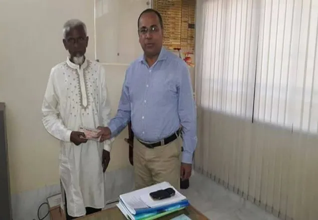 ‘এক টাকার মাস্টার’কে নগদ অর্থ প্রদান করলেন জেলা প্রশাসক 