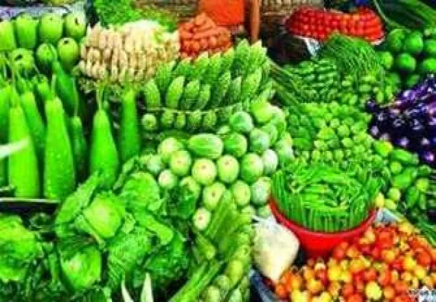 সবজির বাজারে আগুন, অসহায় ক্রেতারা