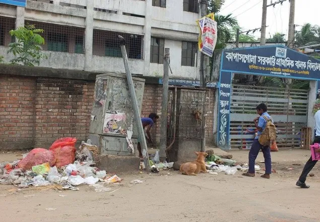 শিক্ষা প্রতিষ্ঠানের সামনে ডাস্টবিন,স্বাস্থ্য ঝুকিতে অর্ধলক্ষ শিক্ষার্থী
