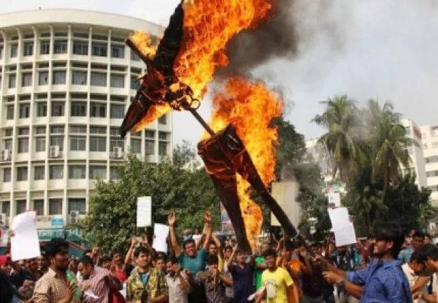 হিন্দু সম্প্রদায়ের ওপর হামলার প্রতিবাদে শাহবাগে অবরোধ