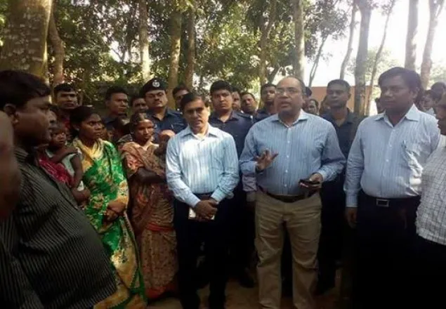 গোবিন্দগঞ্জে সাঁওতাল পল্লীবাসীর সাথে গাইবান্ধা জেলা প্রশাসক