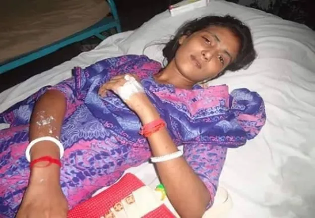 যৌতুকের জন্য স্ত্রীকে ফুটন্ত তেলে ঝলসে দিল পুলিশ