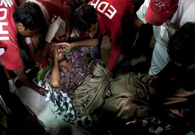 পাকিস্তানে মাজারে বোমা বিস্ফোরণে নিহত ৫২