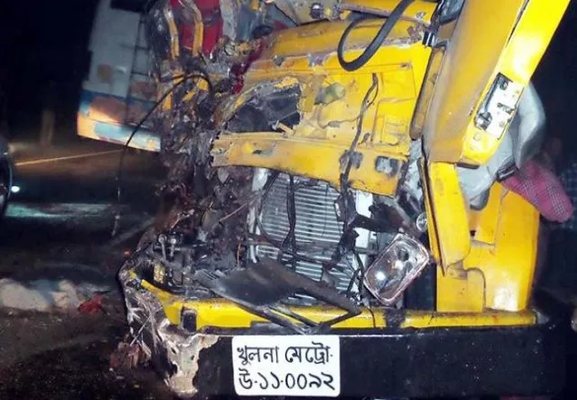 বগুড়ায় দু’ ট্রাকের মুখোমুখি সংঘর্ষে ৫ পুলিশসহ নিহত ৭