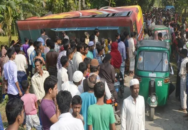 বগুড়ায় বাস উল্টে এক শিশু নিহত 