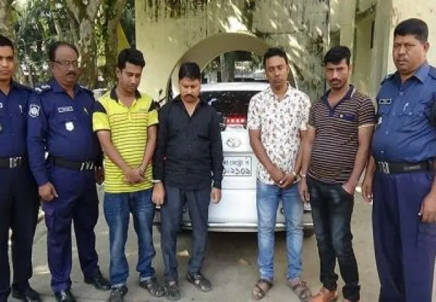 ডিবি পুলিশ পরিচয়ে প্রতারণাকালে আটক ৪ 