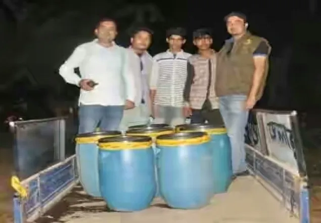 চট্টগ্রামে ৮৬০ লিটার চোলাই মদসহ আটক ৩