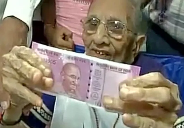 লাইনে দাড়িয়ে মোদির মা টাকা বদলালেন