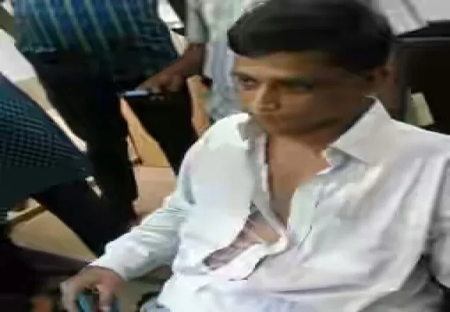  চট্টগ্রামে কলেজ অধ্যক্ষর উপর ছাত্রলীগের হামলা,টাকা লুট