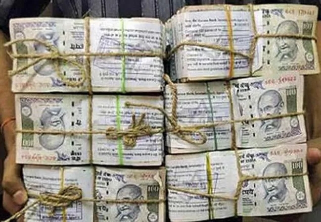 ৫০ লাখ রুপি পাল্টাতে ব্যাংকে ভিক্ষুক!