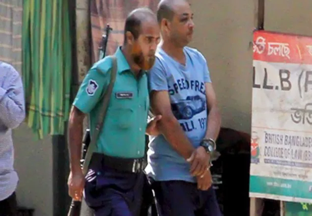 ছিনতাই করতে গিয়ে গণধুলায় খাওয়া সেই পুলিশ বরখাস্ত