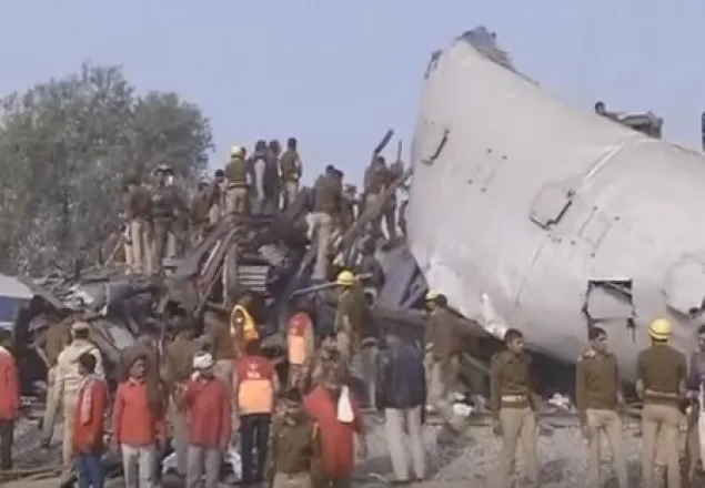 ভারতে ট্রেন দুর্ঘটনায় নিহতের সংখ্যা বেড়ে ৯৬ (ভিডিও)