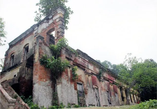 কুষ্টিয়ায় অযন্ত-অবহেলায় ধ্বংসের পথে শিলাইদহ কাচারি বাড়ি