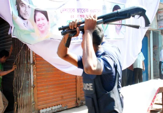 বগুড়ায় তারেকের জন্মদিনে হাতাহাতি, পুলিশের লাঠিচার্জ