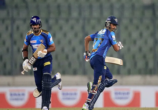 ব্যাট করছে ঢাকা ডায়নামাইটস