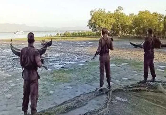 রাতেই রোহিঙ্গাদের ২০টি নৌকা ফিরিয়ে দিয়েছে বিজিবি