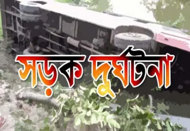 মাগুরায় বাস পুকুরে পড়ে ১১ যাত্রী আহত
