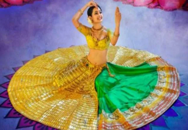 ১৪ কেজি সোনার পোষাক পরে অভিনয়!