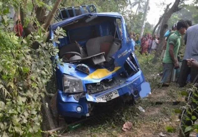 নাটোরে সড়ক দুর্ঘটনায় নিহত ৪