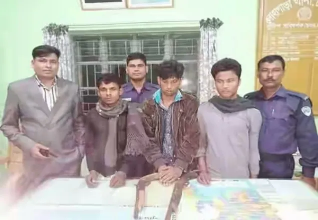 লোহাগাড়ায় দুইটি দেশীয় অস্ত্রসহ গ্রেপ্তার ২