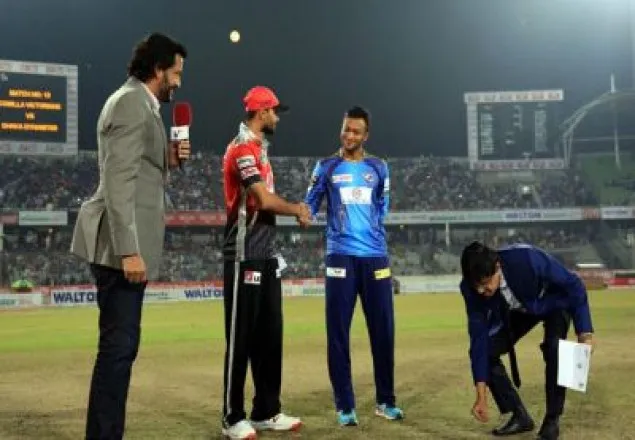 টস জিতে ব্যাট করছে ঢাকা ডায়নামাইটস