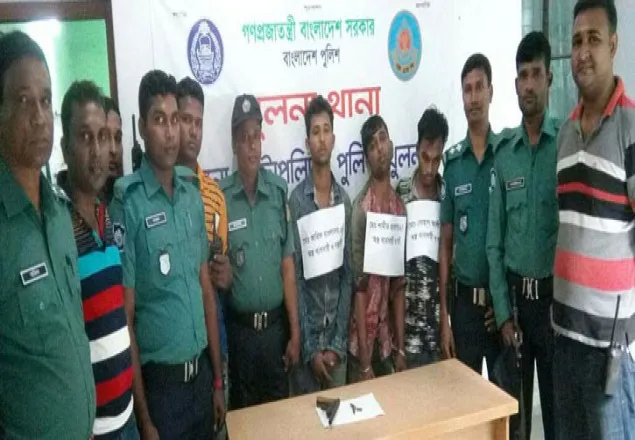 খুলনায় অস্ত্রসহ ৩ জন আটক