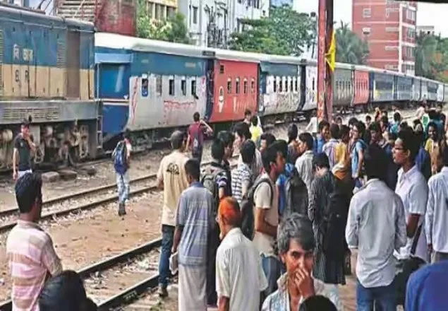 চবিতে দিয়াজ হত্যার বিচারের দাবিতে অবরোধ চলছে