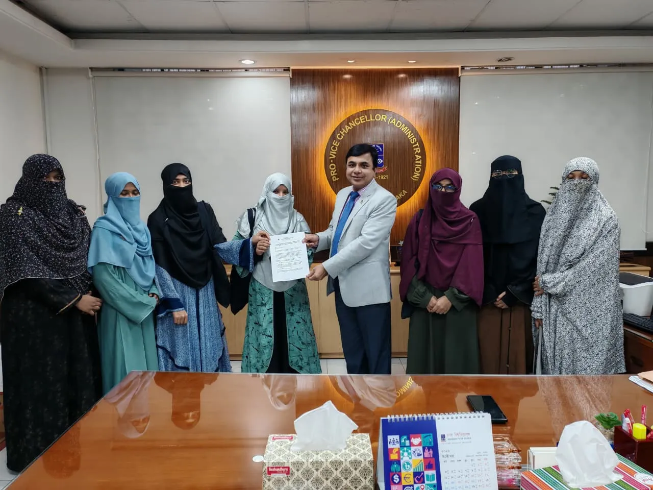 নিকাব পরিহিত শিক্ষার্থীকে হেনস্তার প্রতিবাদে মানববন্ধন, ৭ দফা দাবি ছাত্রী সংস্থার