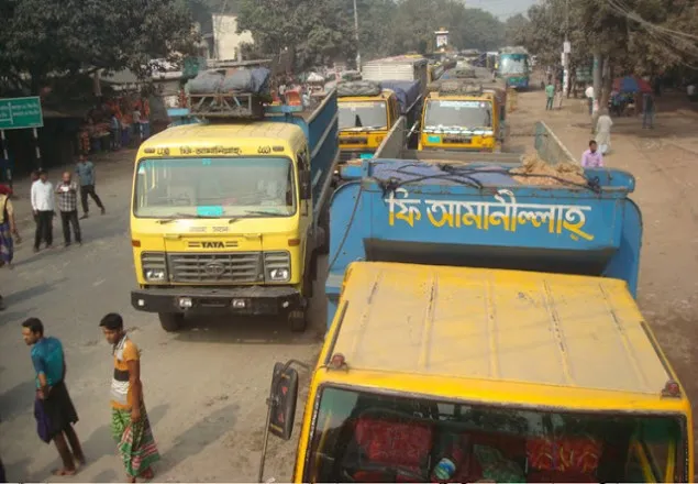 চাঁপাইনবাবগঞ্জে নিখোঁজ শ্রমিকদের সন্ধানের দাবিতে মহাসড়ক অবরোধ