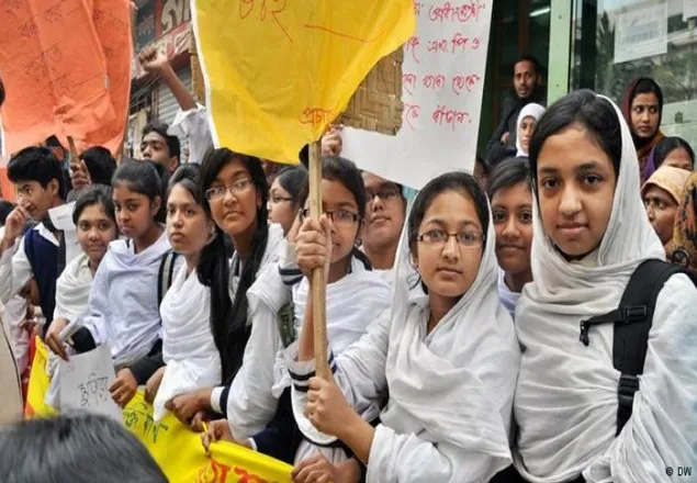 ‘পিটানোর পর শিক্ষকের পেটে লাথি মারে পুলিশ'
