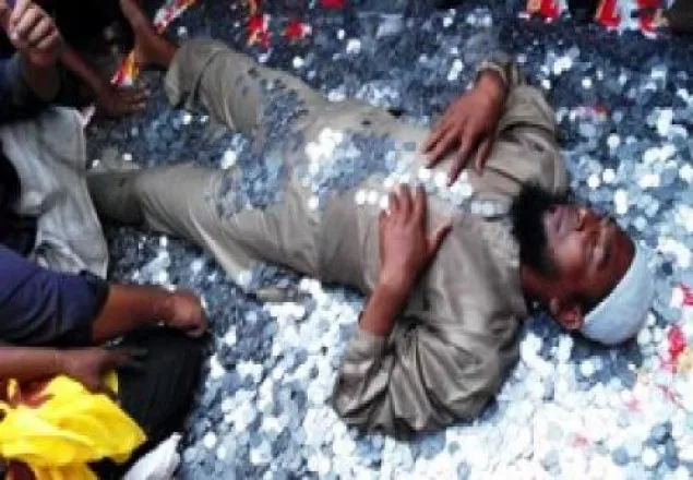 ব্যাংকে কয়েন না নেওয়ায় অভিনব প্রতিবাদ