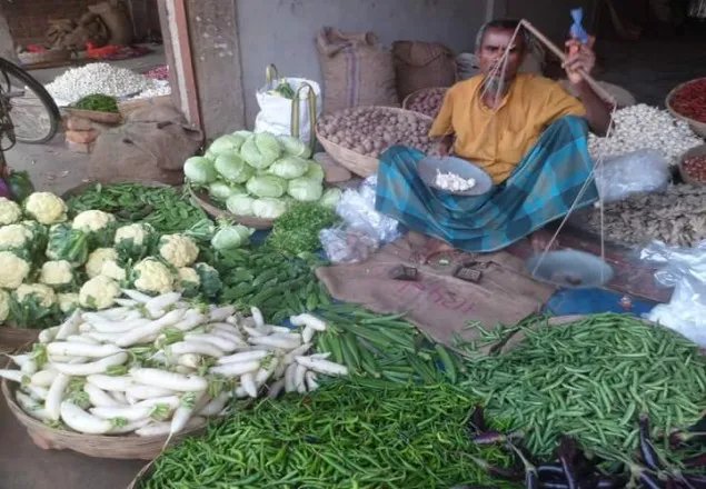শীতের সাথে পাল্লা দিয়ে বাড়ছে সবজির দাম