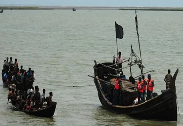 টেকনাফে রোহিঙ্গাবাহী ৫ নৌকা ফেরত পাঠাল বিজিবি