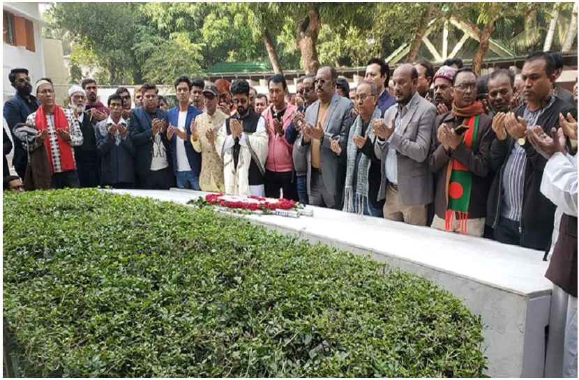 বঙ্গবন্ধুর সমাধিতে চলচ্চিত্র পরিচালক সমিতির শ্রদ্ধা নিবেদন