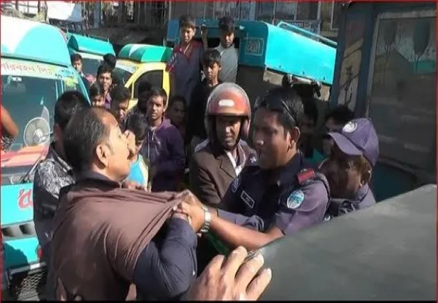 চট্টগ্রামে ট্রাফিক পুলিশের হামলায় গাজী টিভির সাংবাদিক আহত
