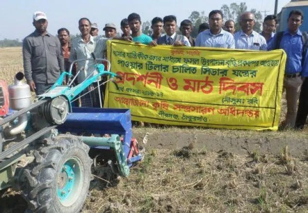 ঠাকুরগাঁওয়ে সিডার যন্ত্রের সাহায্যে গম বীজ বপন প্রদর্শনী