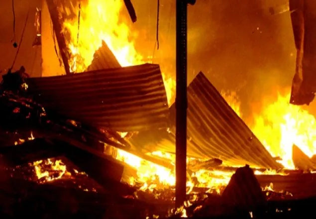 শ্যামপুরের কাঁচাবাজারে অগ্নিকাণ্ডে ৩৫ দোকান ভস্মীভূত