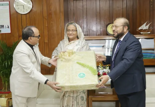 প্রধানমন্ত্রীর ত্রাণ তহবিলে ইসলামী ব্যাংকের ২ লাখ কম্বল প্রদান