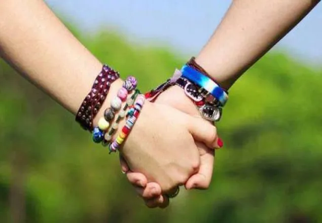 ছাত্রকে নিয়ে পালিয়েছে স্কুলশিক্ষিকা !