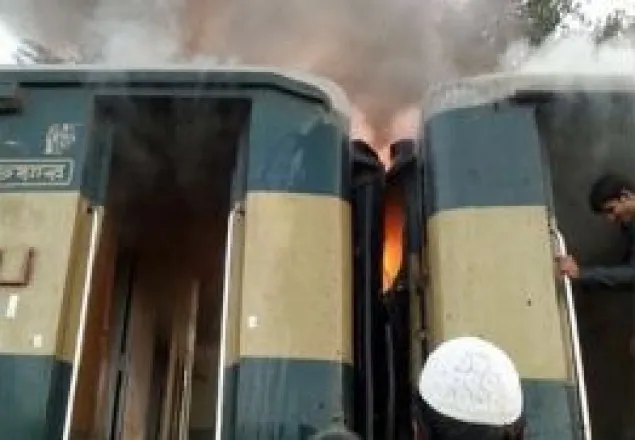 গাজীপুরে চলন্ত ট্রেনে আগুন, শতাধিক যাত্রী আহত