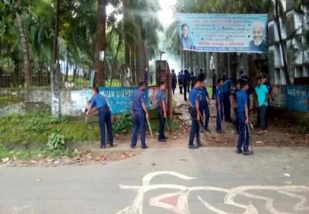 চবির হলে থেকে অস্ত্রসহ ছাত্রলীগের ৩৯ নেতাকর্মীকে আটক করেছে পুলিশ