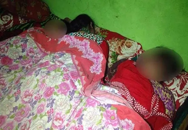 দরজা ভাঙতেই বিছানায় মিলল ২ সন্তানসহ মায়ের লাশ