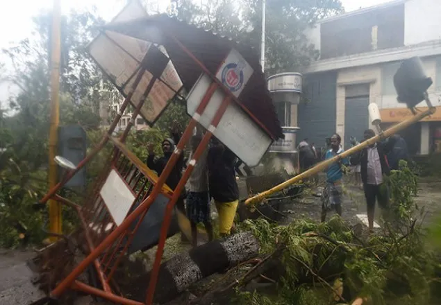 ভারতে ঘূর্ণিঝড় ‘ভারদাহ’র আঘাত, নিহত ১০ 