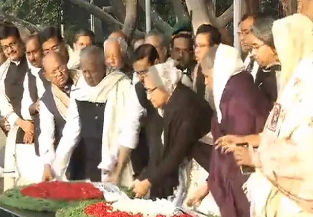 বঙ্গবন্ধুর প্রতিকৃতিতে প্রধানমন্ত্রীর শ্রদ্ধা