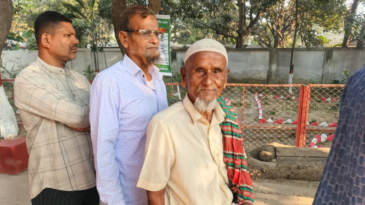 ভোট দিলেন ৯৫ বছর বয়সী আব্দুল বারেক