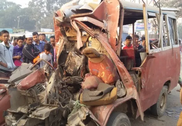 গাজীপুরে বাস-লেগুনার সংঘর্ষে নারীসহ নিহত ৬