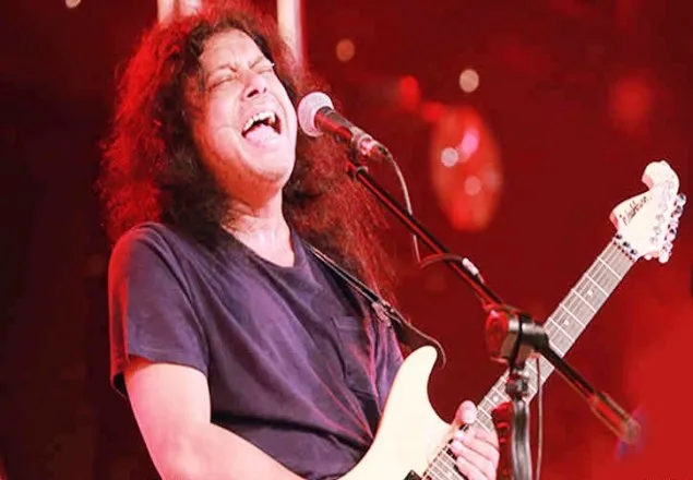 ৩০ হাজার শ্রোতার সামনে গাইবে জেমস 
