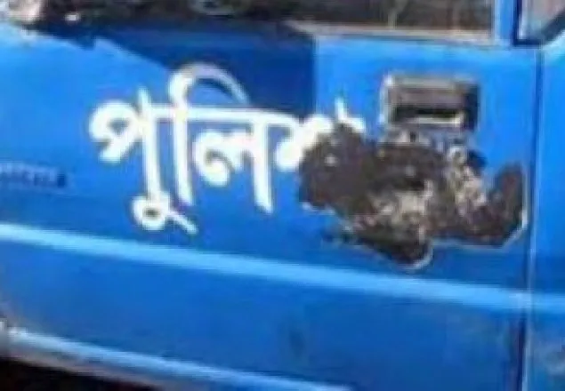 বাসের ধাক্কায় পিকআপ খাদে, এসআইসহ ৪ পুলিশ আহত