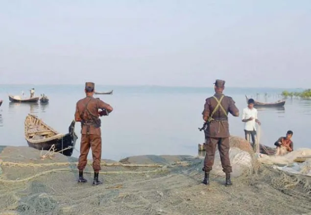 ৪০ রোহিঙ্গাকে ফেরত, গুলিবিদ্ধ একজনের মৃত্যু